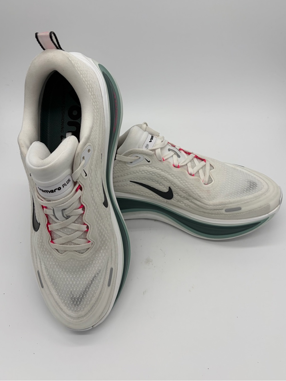 Nike Men’s Vomero Plus White Athletic Shoes with Green Midsole and Pink Accents